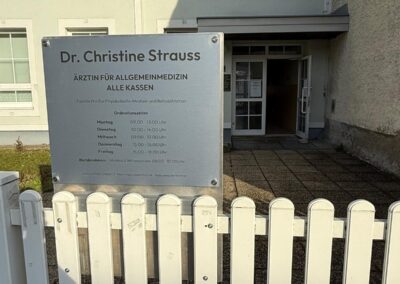 Eingangstür zur Ordination von Dr. Christine Strauss in der Hauptstraße 51, 7092 Winden